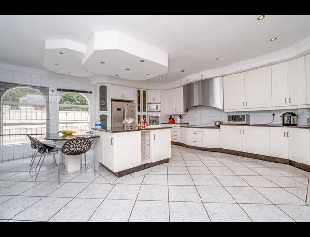 9 BEDROOM FREESTANDING FOR SALE IN BRYANSTON